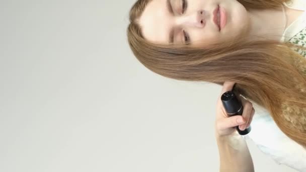 Kozmetik Uzmanı Trikoloğu Dermatoloğu Hastanın Saçının Durumunu Inceleyen Saçın Hasarlı — Stok video