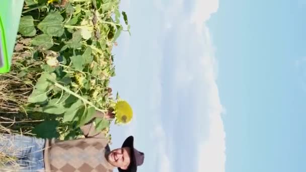Americký Dělník Tančí Slunečnicovém Poli Koncept Zemědělství Přírody Šťastný Farmář — Stock video