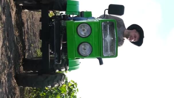 Granjero Guapo Conduce Tractor Través Campo Con Arbustos Grosella Arbustos — Vídeos de Stock