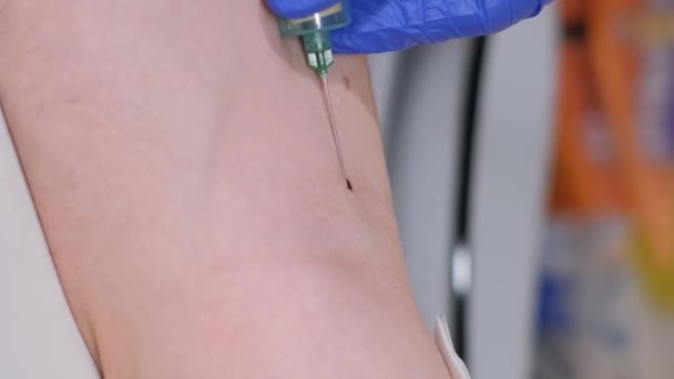 Primer Plano Una Enfermera Que Toma Sangre Una Vena Brazo — Vídeo de stock