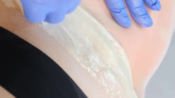 Profesionální Kosmetička Odstraňuje Vlasy Nohou Pomocí Voskového Pásu Během Procesu — Stock video