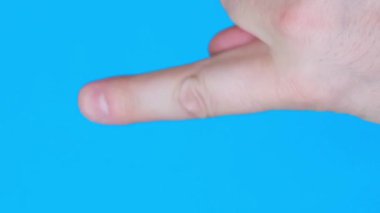 Erkek eli dokunuyor, tıkırdıyor, dokunuyor ve mavi renkli ekrana vuruyor. Sayfaları çevir. Akıllı telefonları, tabletleri ya da dokunmatik ekranları yakından kullanın. Dikey video