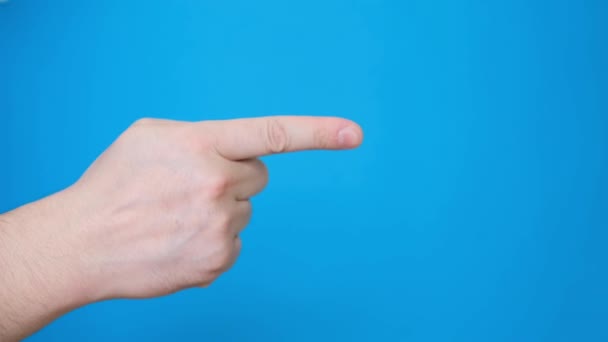 Męska Ręka Wskazująca Palcem Bok Wykonująca Gest Dłoni Odizolowana Niebieskim — Wideo stockowe