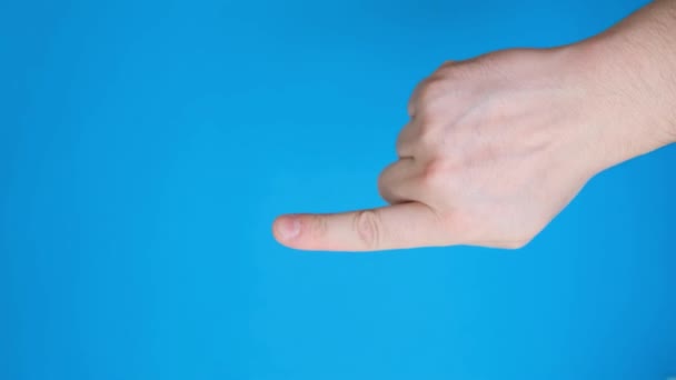 Mužská Ruka Ukazující Prstem Stranu Gestem Ruky Izolovaná Modrém Pozadí — Stock video