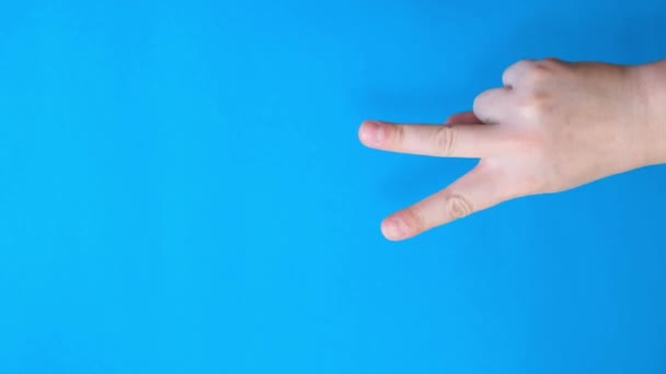 Чоловік Робить Жест Двома Пальцями Екрані Хромосоми Жест Перемоги Вертикальне — стокове відео
