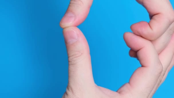 Mans Elleri Mavi Arka Planda Bir Kalp Işareti Gösteriyor Kromakey — Stok video