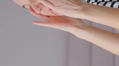 Kızın başı ağrıyor, açıkça acı çektiğini gösteriyor, başını tutuyor, kadının migreni ve depresyonu var. Dikey video.