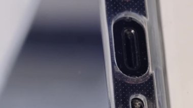 Cep telefonunu şarj etmeye yakın çekim. Hızlı akıllı telefon şarj oluyor. Dikey video.