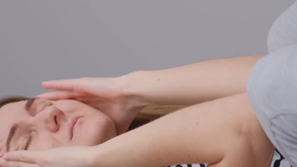 Κουρασμένη Νεαρή Γυναίκα Που Αγγίζει Μέτωπο Πονοκέφαλο Ημικρανία Κατάθλιψη Αναστατωμένη — Αρχείο Βίντεο