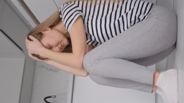 Eine Junge Frau Die Depressionen Leidet Sitzt Auf Dem Fußboden — Stockvideo
