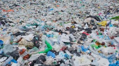 Plastik şişelerdeki plastik atıklarla dolu video arkaplan. Ekoloji sorunu..