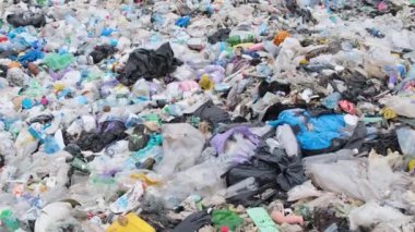 Okyanus kıyısındaki plastik çöpler. Kirli deniz. Çevresel felaket, zehirli atık. Gezegenin kirliliği plastikle. Dikey video