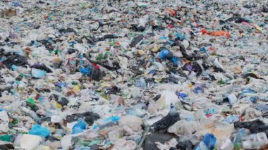Dağ gibi büyük çöp yığını ve kirlilik, pis koku ve zehirli kalıntı yığını. Plastik atık ile çevre kirliliği sorunu. Atık imhası sorunu.