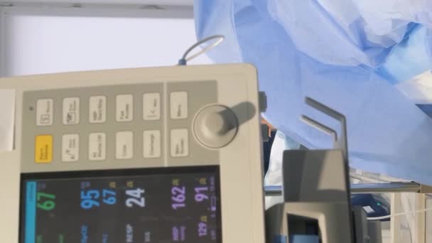 Літню Жінку Ретельно Спостерігають Кваліфіковані Хірурги Операційному Столі Операція Варикозі — стокове відео
