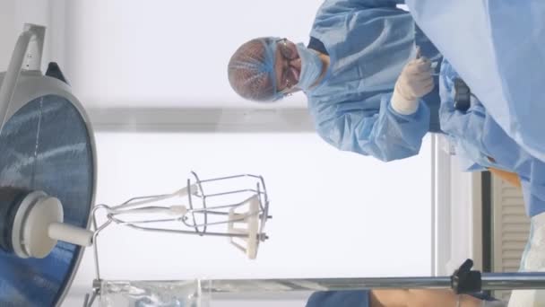 Опытные Хирурги Выполняют Сложную Процедуру Варикозного Расширения Вен Настоящая Операция — стоковое видео