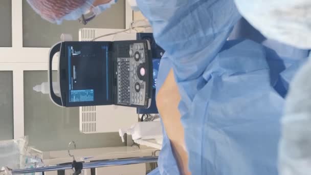 在合格外科医生的监督下 一位老年妇女坐在手术台上 对静脉曲张进行了复杂的治疗 垂直录像 — 图库视频影像