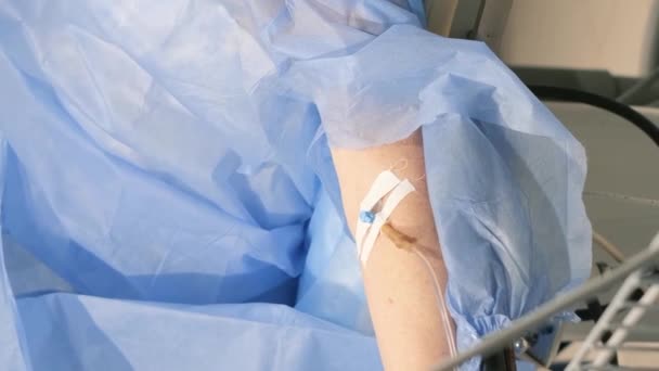 Μια Ηλικιωμένη Γυναίκα Βρίσκεται Στο Χειρουργικό Τραπέζι Ενώ Υποβάλλεται Χειρουργική — Αρχείο Βίντεο