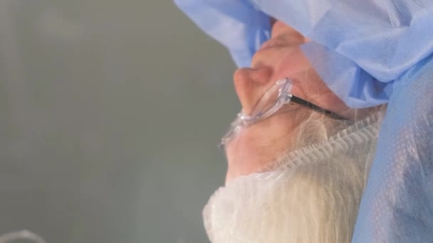 Chirurdzy Wykonują Skomplikowaną Operację Starszej Kobiecie Pacjent Stole Operacyjnym Pod — Wideo stockowe