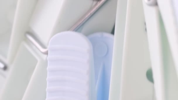 Macro Vídeo Clothespins Girar Círculo Roupa Seca Conceito Lavar Roupa — Vídeo de Stock