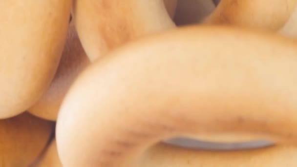 Panoramique Rotation Des Bagels Fraîchement Cuits Délicieux Repas Vidéo Verticale — Video