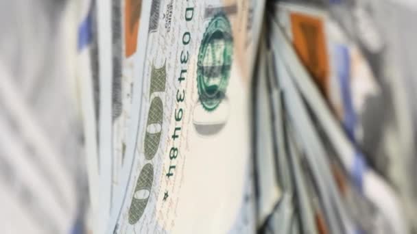 Κοντινό Πλάνο Μιας Στοίβας Χαρτονομισμάτων Δολάρια Ηπα Που Στριφογυρίζουν Μετρητά — Αρχείο Βίντεο