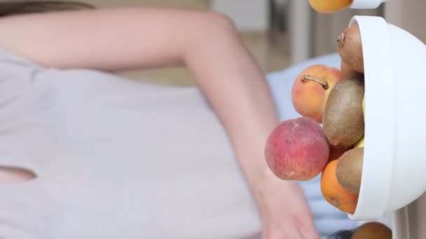 ヘルシーなキッチンは 市場で購入したばかりの新鮮なフルーツです 活発なライフスタイルを含むコンセプト バーティカルビデオ — ストック動画