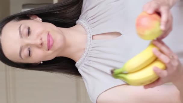 Wanita Vegetarian Memegang Buah Segar Dan Tersenyum Depan Kamera Konsep — Stok Video