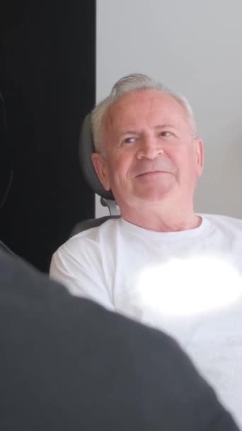 Een Oude Senior Man Zit Een Tandartsstoel Een Tandartspraktijk Hij — Stockvideo