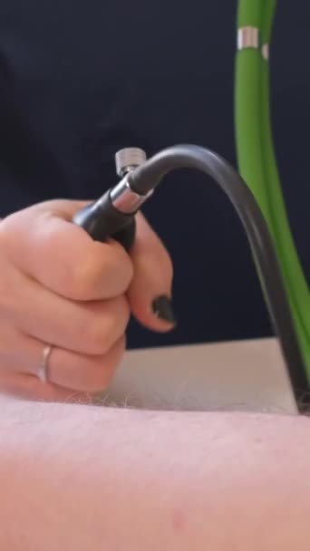 医生测量病人的血压 靠近点垂直录像 — 图库视频影像