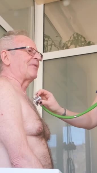 Médecin Écoute Rythme Cardiaque Des Patients Avec Stéthoscope Une Patiente — Video
