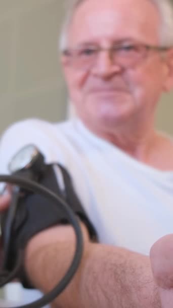 Procedimento Para Medir Pressão Arterial Homem Pressão Alta Perigo Enfarte — Vídeo de Stock