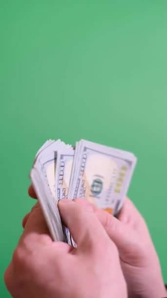 Background Chromakey Man Menghitung Uang 100 Dolar Tagihan Seorang Pengusaha — Stok Video