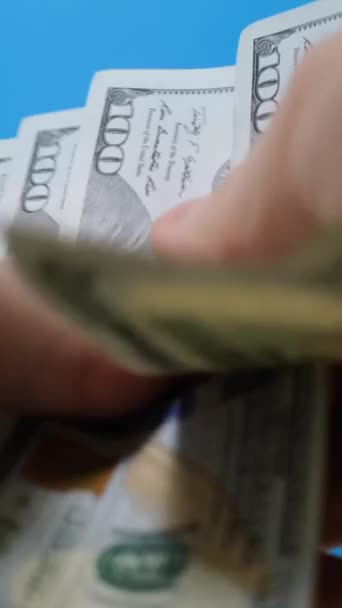 ドル紙幣を数えるハンドの閉鎖 選択的な焦点 彼の手に現金のアメリカドル紙幣の積み重ね キャッシュマネーコンセプト バーティカルビデオ — ストック動画