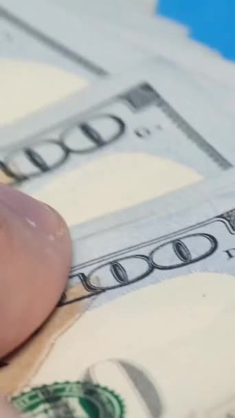 Бизнесмены Быстро Считают 100 Долларов Человека Руках Наличные Вертикальное Видео — стоковое видео