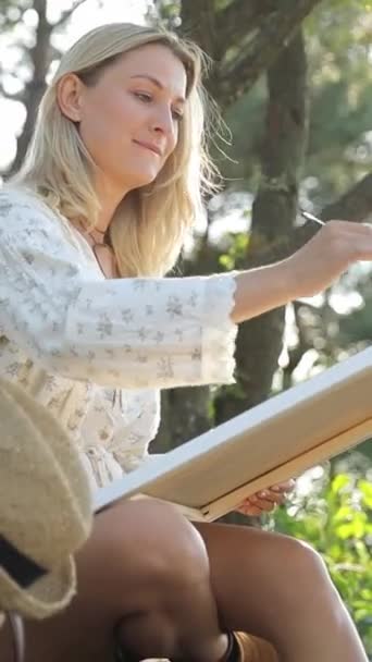 Seorang Gadis Pirang Melukis Kanvas Luar Ruangan Musim Panas Berdiri — Stok Video