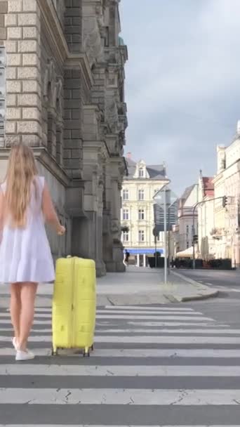Avrupa Bir Şehirde Elinde Bavulla Gezen Güzel Bir Turist Avrupa — Stok video