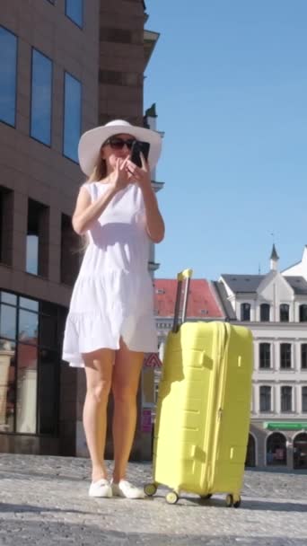 Seorang Musafir Perempuan Dengan Koper Kuning Berjalan Melalui Jalan Jalan — Stok Video