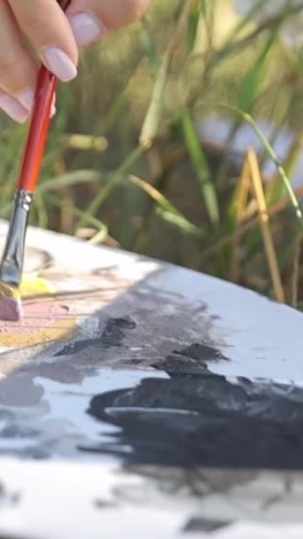 女性アーティストが日没時に絵を描く アーティスト 販売のためのアート 自然にインスピレーション バーティカルビデオ — ストック動画