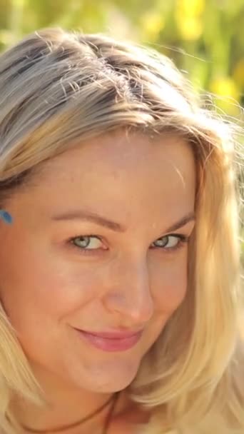 Portret Pięknej Blondynki Patrzącej Kamerę Uśmiechającej Się Kobieta Spoczywa Naturze — Wideo stockowe