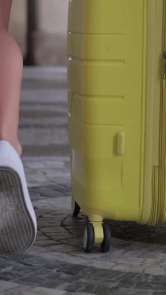 Primo Piano Una Viaggiatrice Che Cammina Lungo Strada Con Bagagli — Video Stock