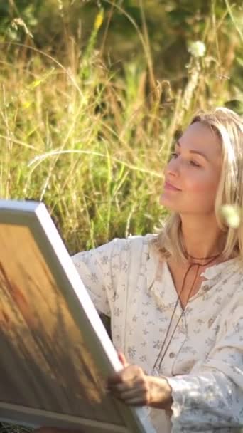 Yaratıcı Güzel Bir Kadın Sanatçı Ormanda Akrilik Resimlerle Bir Resim — Stok video