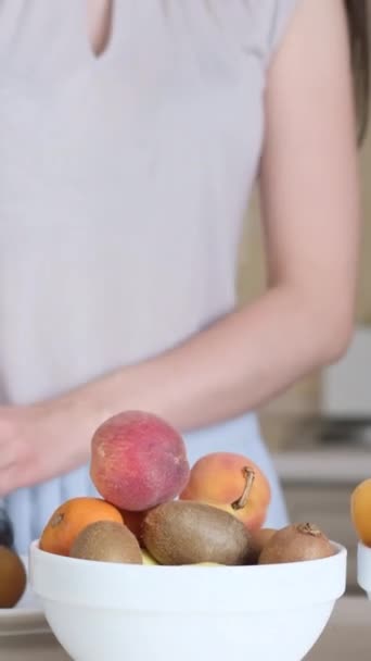 Υγιείς Απολαύσεις Κουζίνας Φρέσκα Φρούτα Που Μόλις Αγοράστηκαν Στην Αγορά — Αρχείο Βίντεο