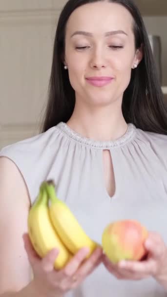 Donna Vegana Che Tiene Frutta Fresca Sorride Alla Macchina Fotografica — Video Stock