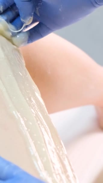 Kadın Kuaförde Şeker Ezmesi Sürerken Bacağında Tüy Çıkarma Prosedürü Uygulanıyor — Stok video