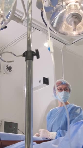 Muayenehanedeki Ameliyat Sırasında Doktor Ekibi Cerrahi Müdahale Operasyon Müdahalesi Dikey — Stok video