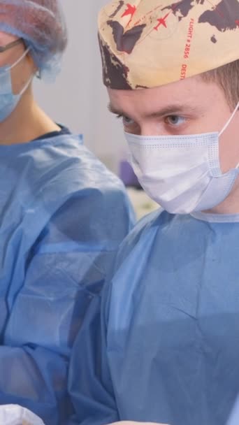 Cirujano Joven Cansado Atento Enfocado Durante Operación Quirófano Intervención Quirúrgica — Vídeo de stock