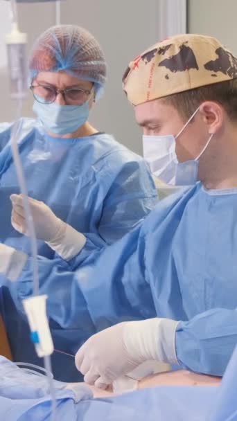 Processo Realização Uma Operação Por Grupo Médicos Profissionais Cirurgião Realiza — Vídeo de Stock