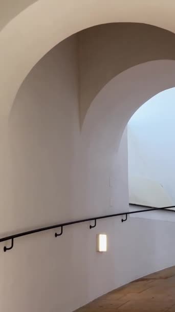 Hermoso Túnel Iluminado Castillo Medieval Con Paredes Blancas Movimiento Cámara — Vídeo de stock