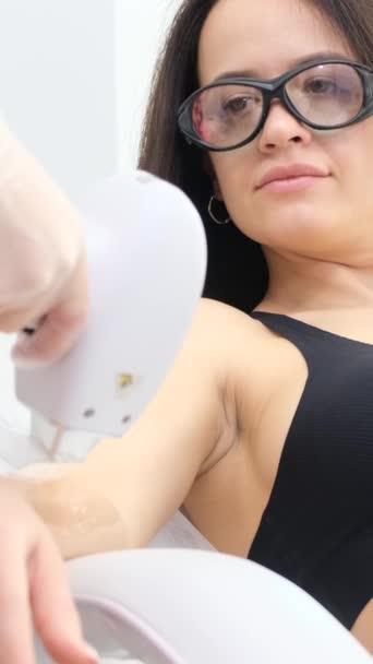 Una Mujer Que Recibe Tratamiento Depilación Ligera Salón Belleza Cosmetólogo — Vídeo de stock