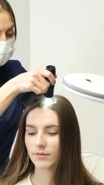 Examinarea Trichologică Dermatologică Scalpului Foliculilor Păr Pacientă Într Clinică Cosmetologie — Videoclip de stoc